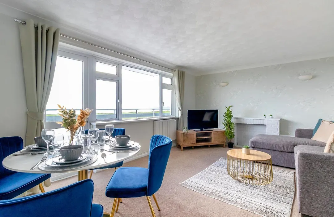 Trendy Sea View 2 Bedroom Sleeps 6 - Free Parking-1