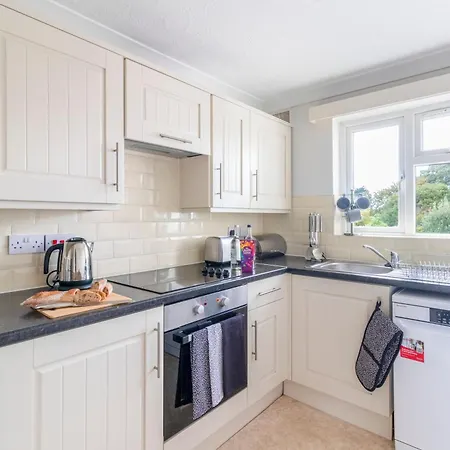 Trendy Sea View 2 Bedroom Sleeps 6 - Free Parking-3