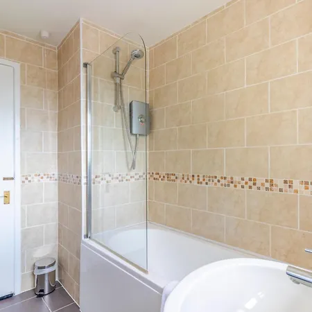 Trendy Sea View 2 Bedroom Sleeps 6 - Free Parking-2
